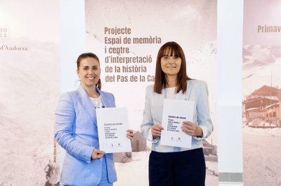 Dos mujeres sosteniendo documentos sobre el centro de interpretación de la historia del Pas de la Casa