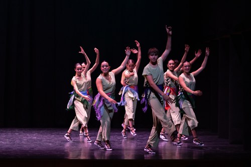 Jóvenes bailarines en el festival de Esbart Valls del Nord en Ordino