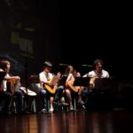 Actuació musical de joves a l'escenari durant el festival de música