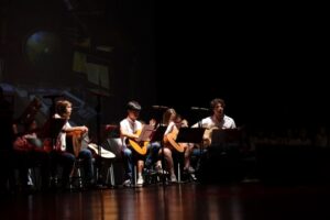 Actuació musical de joves a l'escenari durant el festival de música