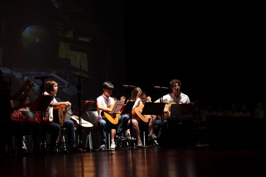 Actuació musical de joves a l'escenari durant el festival de música
