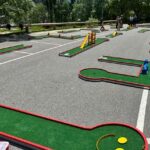 Vista del minigolf en el Parc de les Berques con obstáculos y césped.