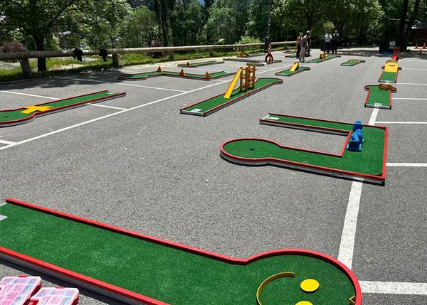 Vista del minigolf en el Parc de les Berques con obstáculos y césped.