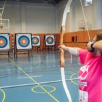 Participante en competició de tir amb arc durant els Jocs de la Gent Gran