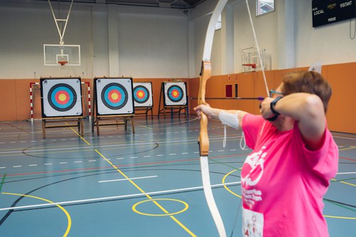 Participante en competició de tir amb arc durant els Jocs de la Gent Gran