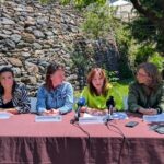 Presentación de la Nit de la Candela en Ordino con cuatro mujeres en una mesa