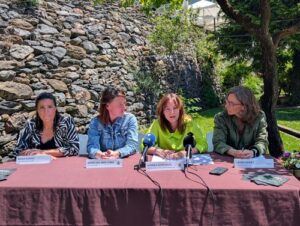 Presentación de la Nit de la Candela en Ordino con cuatro mujeres en una mesa