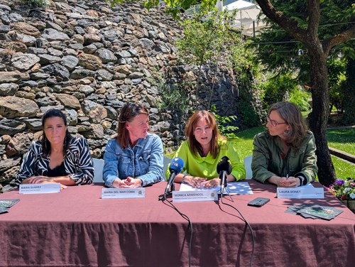 Presentación de la Nit de la Candela en Ordino con cuatro mujeres en una mesa