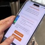 Persona utilizando la aplicación de cita previa del Comú de la Massana