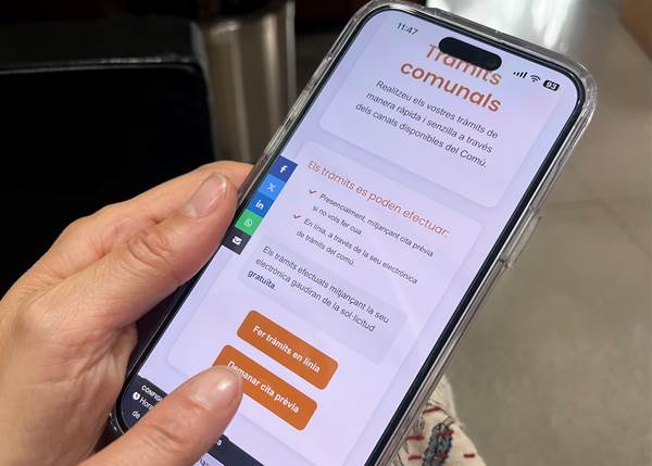Persona utilizando la aplicación de cita previa del Comú de la Massana