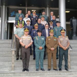 Grupo de policías de diferentes países en reunión sobre seguridad vial