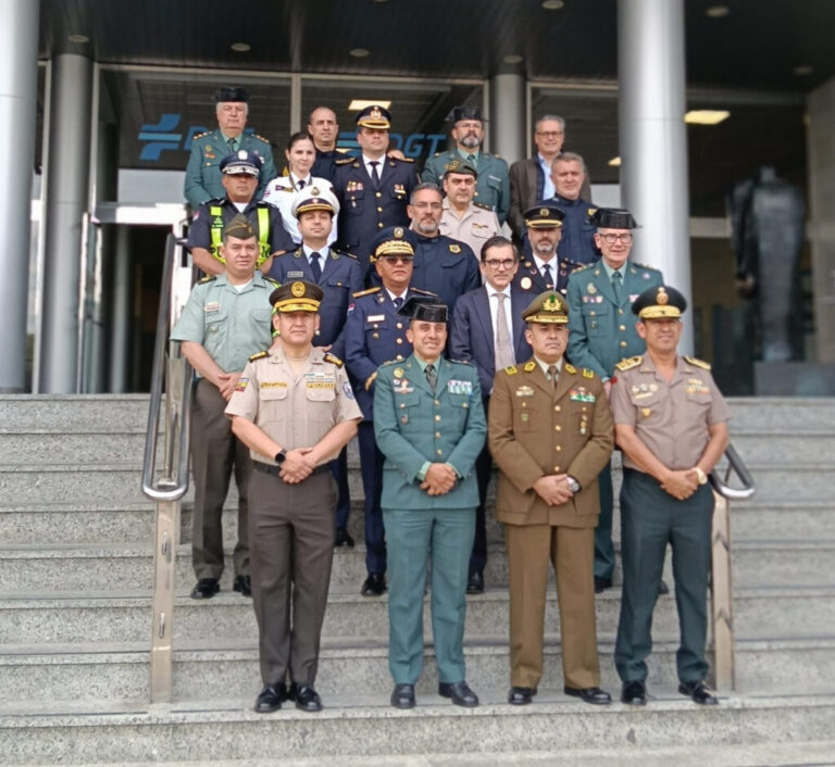 Grupo de policías de diferentes países en reunión sobre seguridad vial