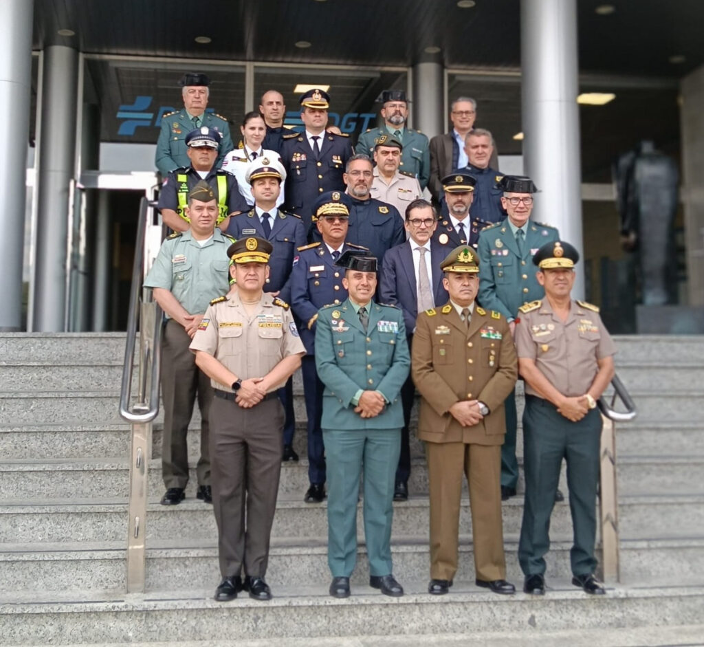 Grupo de policías de diferentes países en reunión sobre seguridad vial
