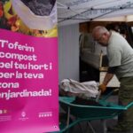 Persona repartiendo compost gratuito en un evento en Encamp