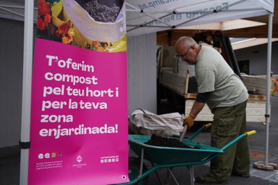 Persona repartiendo compost gratuito en un evento en Encamp
