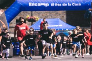 Infants corrent en la cursa Spartan Kids a Encamp
