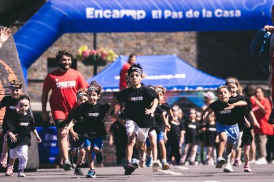 Infants corrent en la cursa Spartan Kids a Encamp
