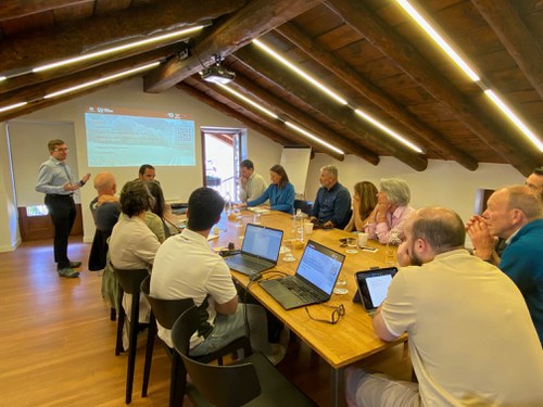 Reunión de la Taula Turística en Ordino con participantes comprometidos