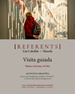 Persona observando la exposición de Lita Cabellut y Maseda en Andorra la Vella